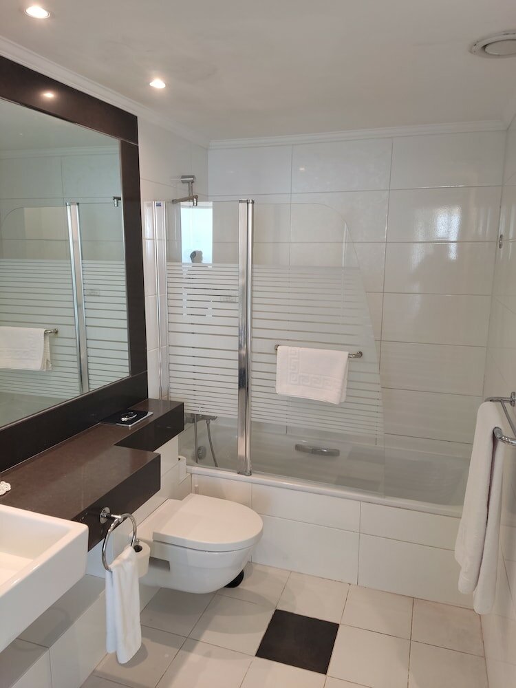 Фото Island Suites Hotel