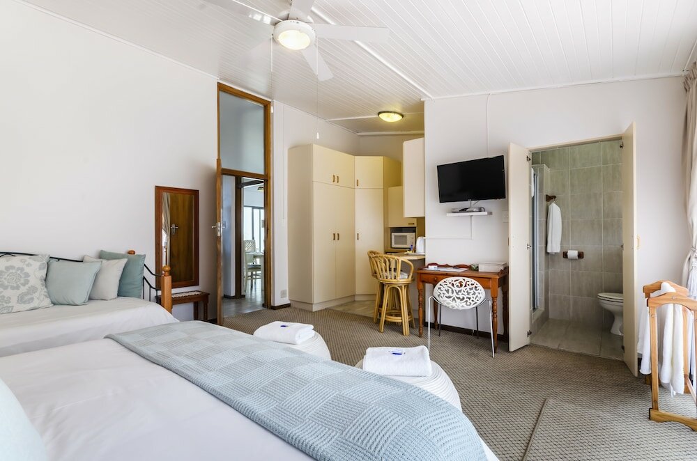 Фото Admiral's Lodge Guest House B & B