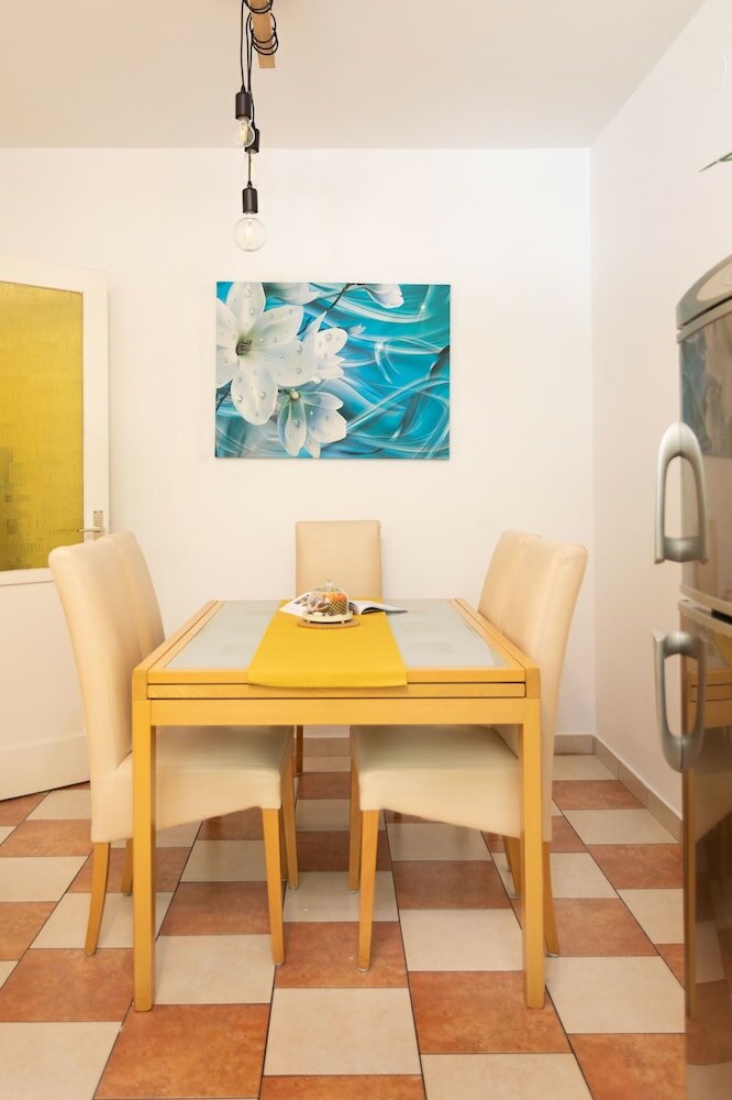 Фото Bright 2bdr Apartment With a Balcony