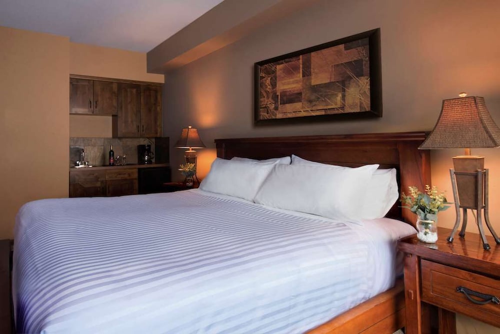 Фото Glacier Mountaineer Lodge