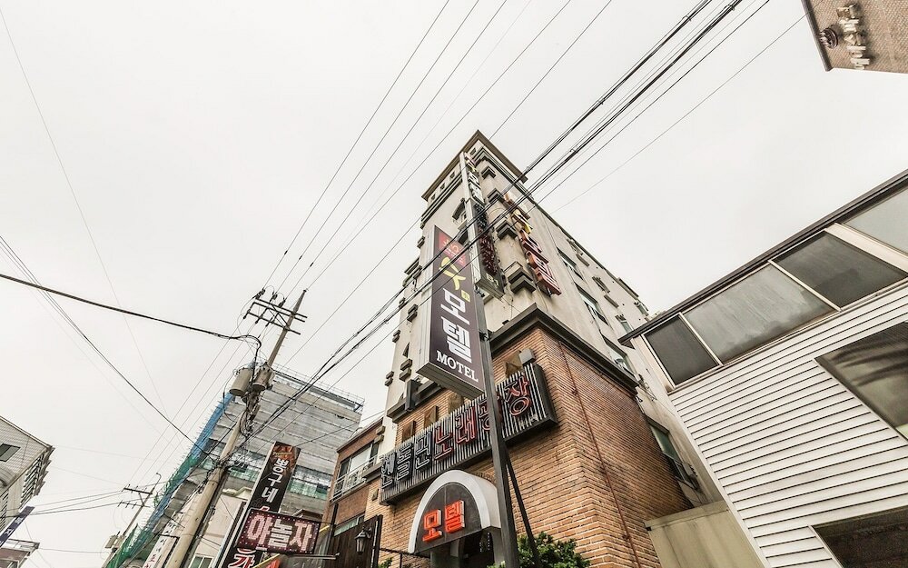 Фото Suwon City Hall Station Rose