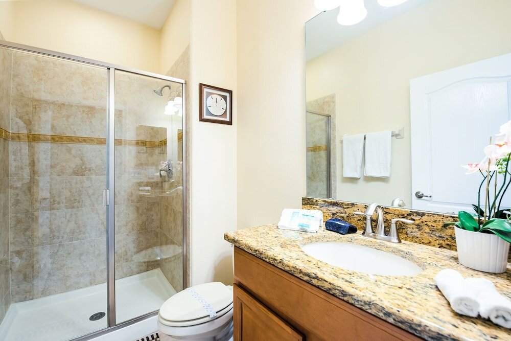 Фото Contemporary 4 Bed 3 Bath Town Home With Upgrades, Private Pool i Close to Disney, Shopping