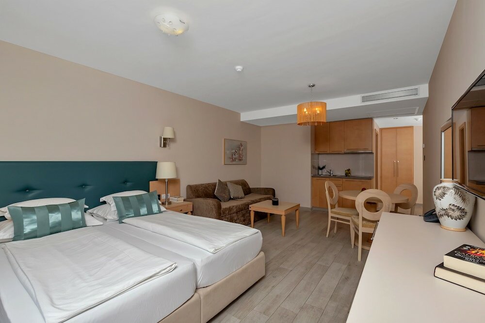 Фото Aparthotel Flora