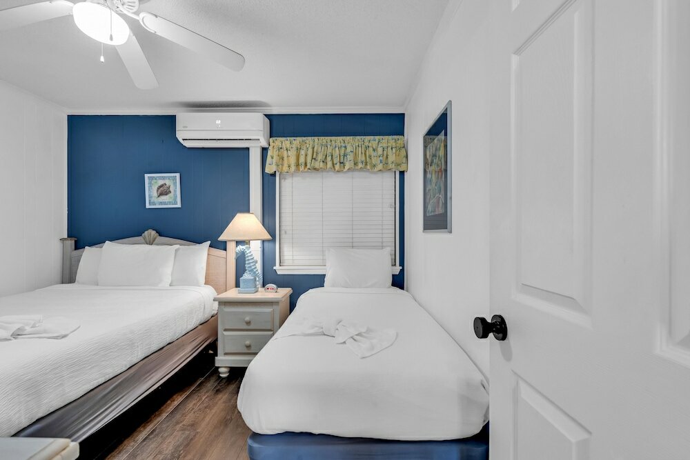 Фото 2 Br Condo Steps From Pristine Beaches