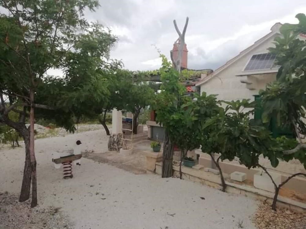 Фото Robinson House Dubrova