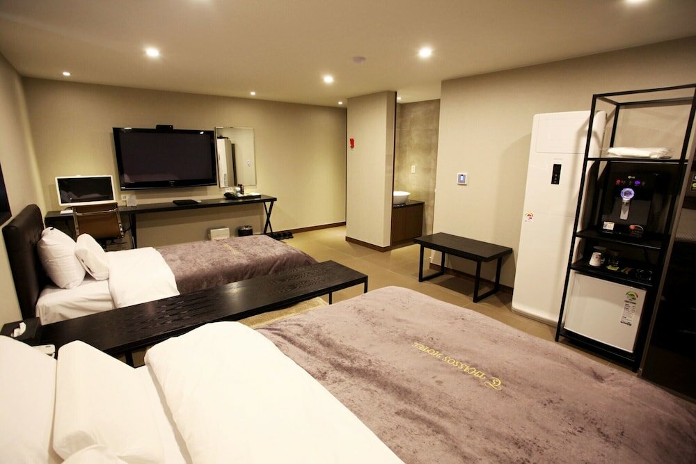 Фото Suwon City Hall Station Tumi