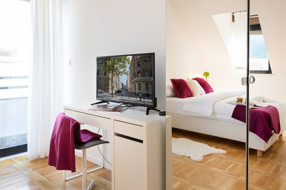 Фото Cozy and Bright Duplex Near City Center