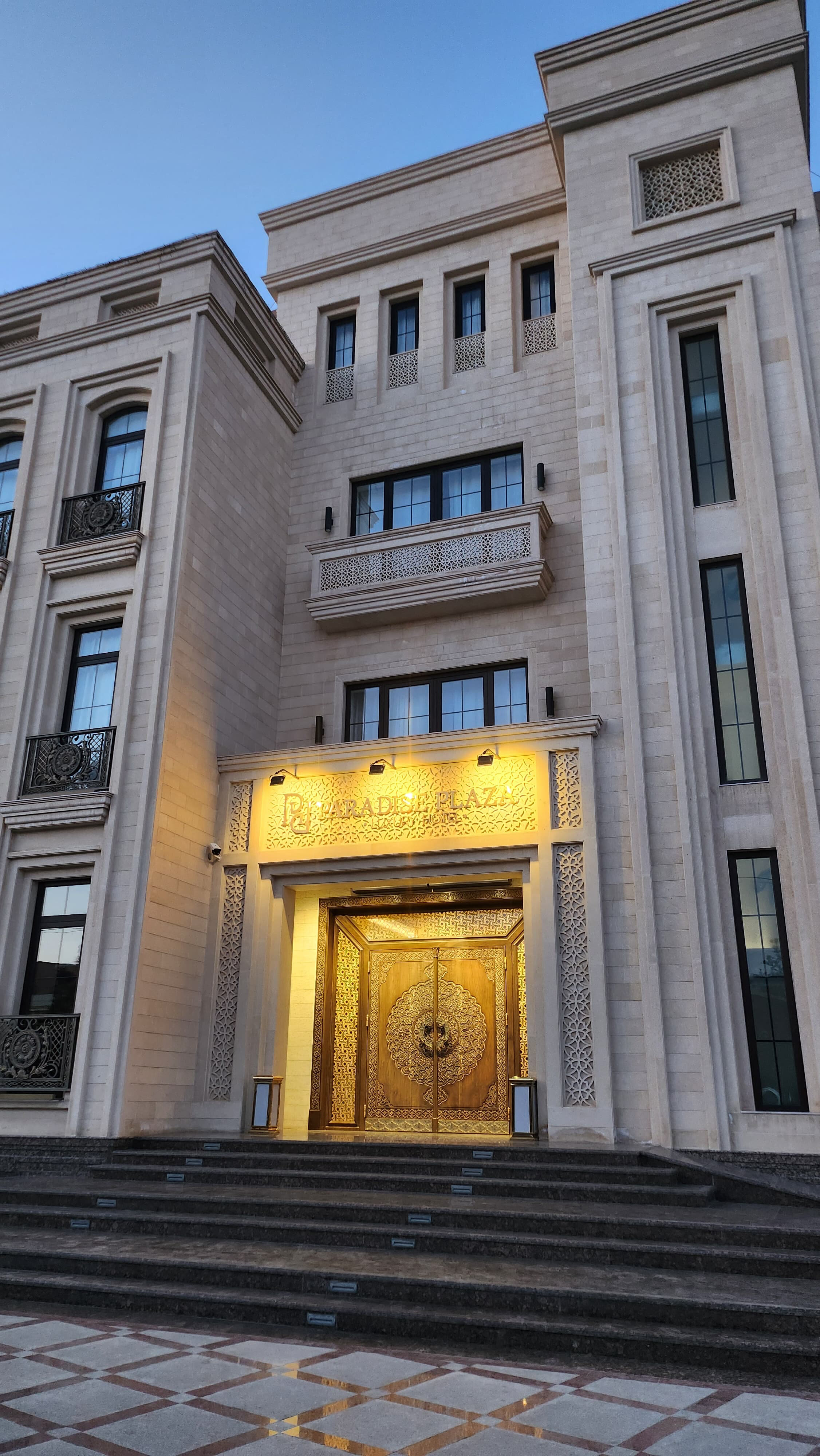 Фото Paradise Plaza Luxury Hotel