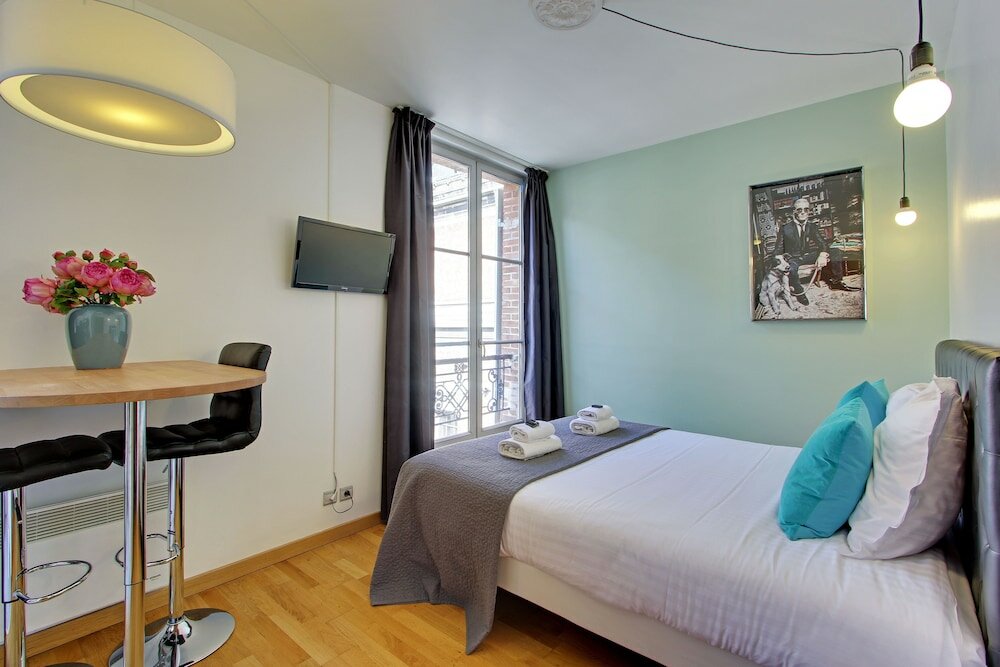 Фото Short Stay Group Museum View Serviced Apartments