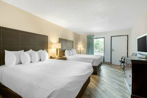 Гостиница Clarion Inn & Suites Kissimmee-Lake Buena Vista South в Орландо