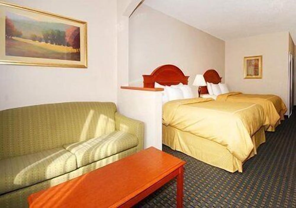 Фото Comfort Suites Fairgrounds West