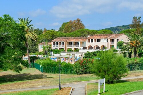 Гостиница Pierre & Vacances Résidence Les Parcs de Grimaud в Гриме