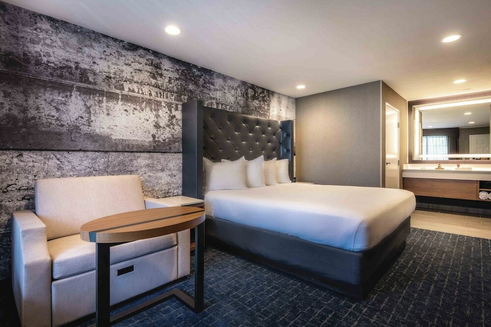 Фото Anaheim Camelot Inn & Suites