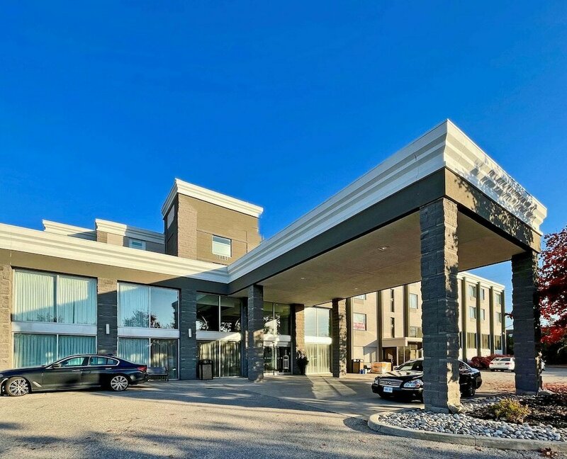 Гостиница Pearson Hotel and Conference Centre Toronto Airport в Торонто