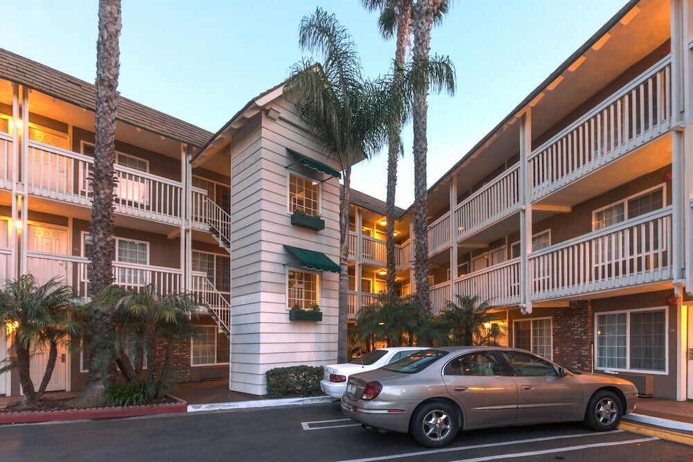 Фото Ramada by Wyndham Costa Mesa/Newport Beach