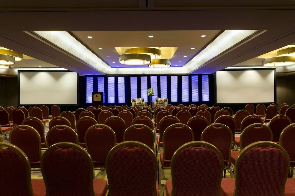 Фото DoubleTree by Hilton Dallas - Campbell Centre