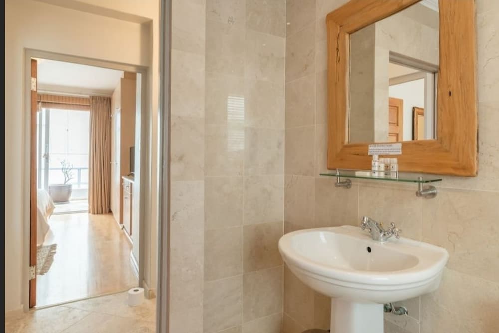 Фото Bantry Beach Luxury Suites