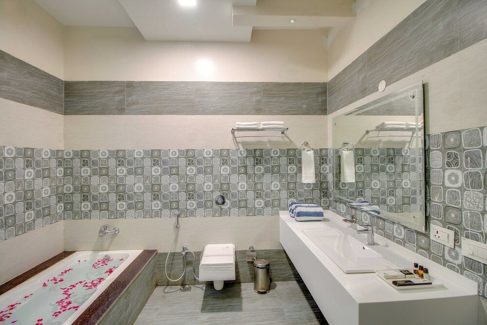 Фото Maulik Mansion Resort