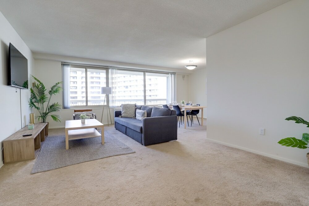 Фото Spacious Apt Crystal City With Gym