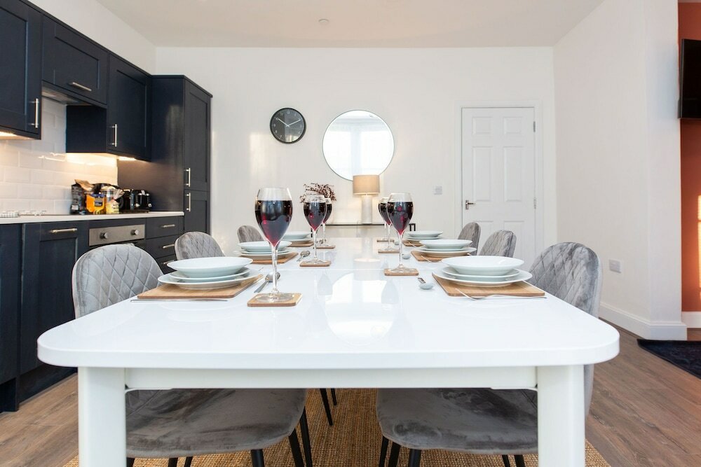 Фото Central Flats in Cardiff with Parking