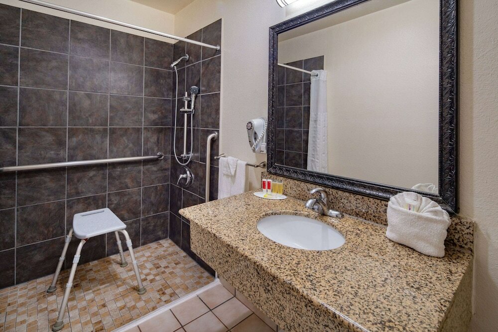 Фото Super 8 by Wyndham San Diego Hotel Circle