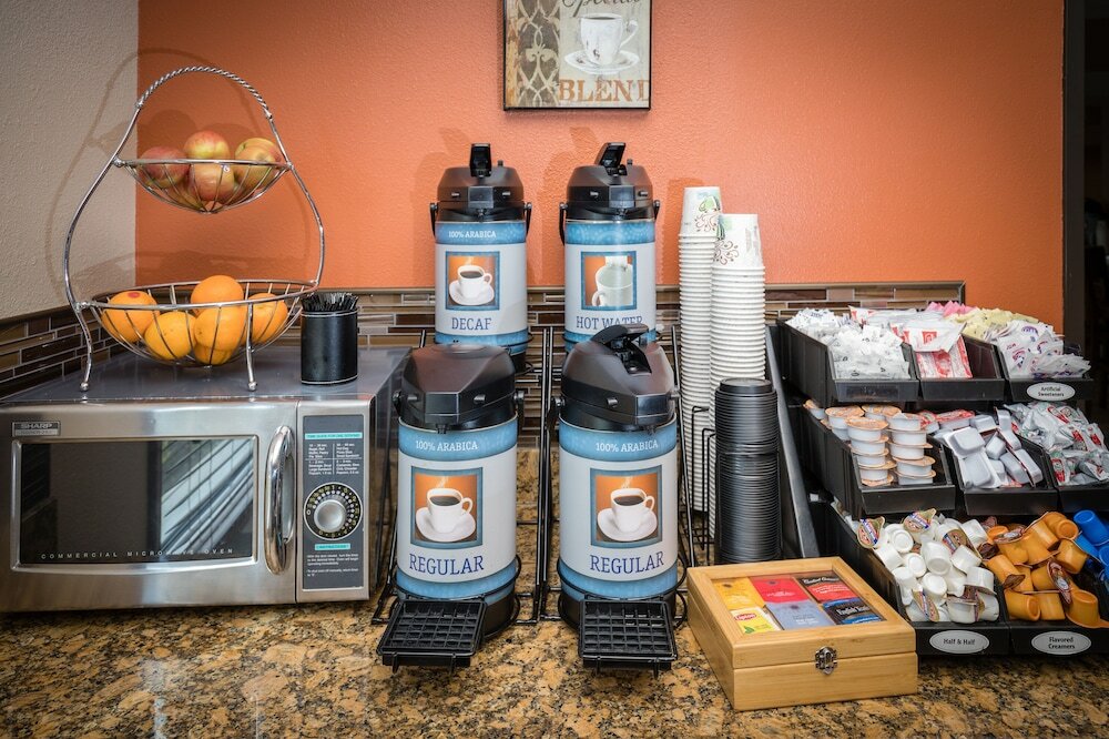 Фото Best Western Plus Airport Inn & Suites