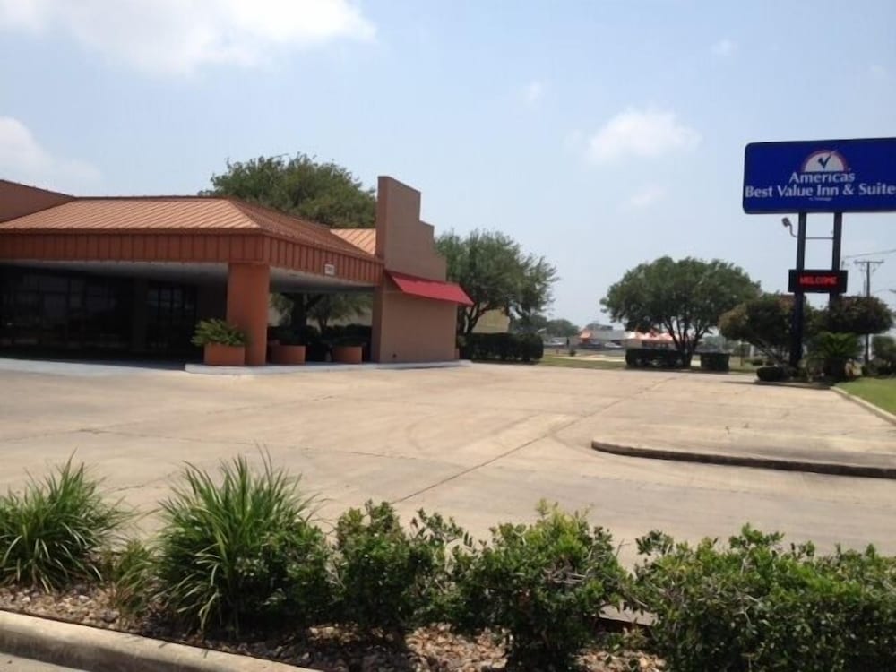 Фото Americas Best Value Inn & Suites Victoria