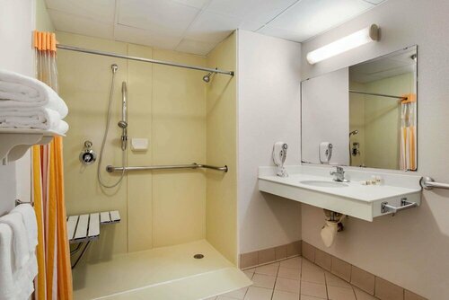 Гостиница La Quinta Inn & Suites by Wyndham St. Pete-Clearwater Airpt в Клируотере