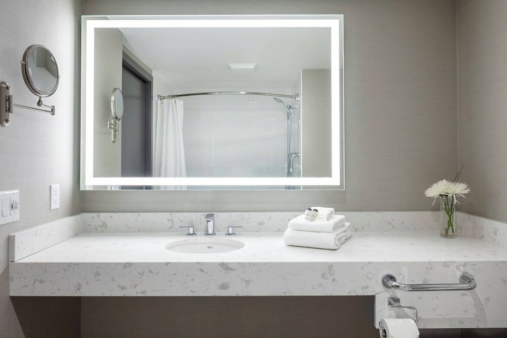 Фото Sheraton Vancouver Guildford Hotel