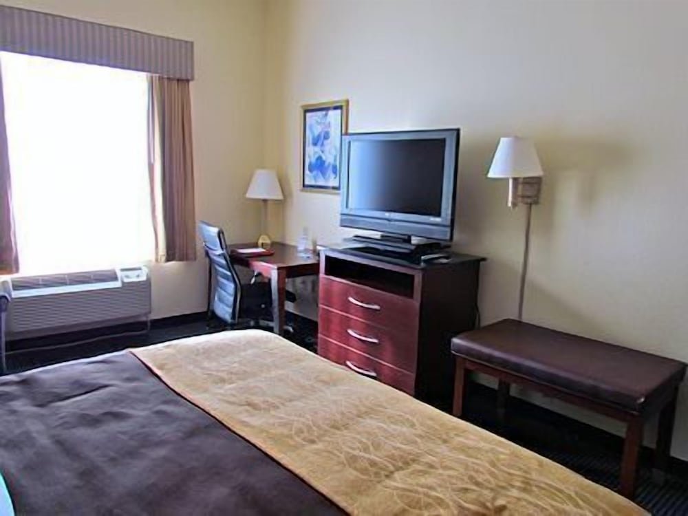 Фото Comfort Inn & Suites Ft. Jackson Maingate