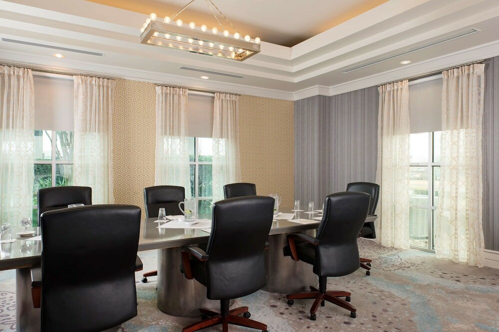 Фото DoubleTree by Hilton Hotel Dallas – Love Field