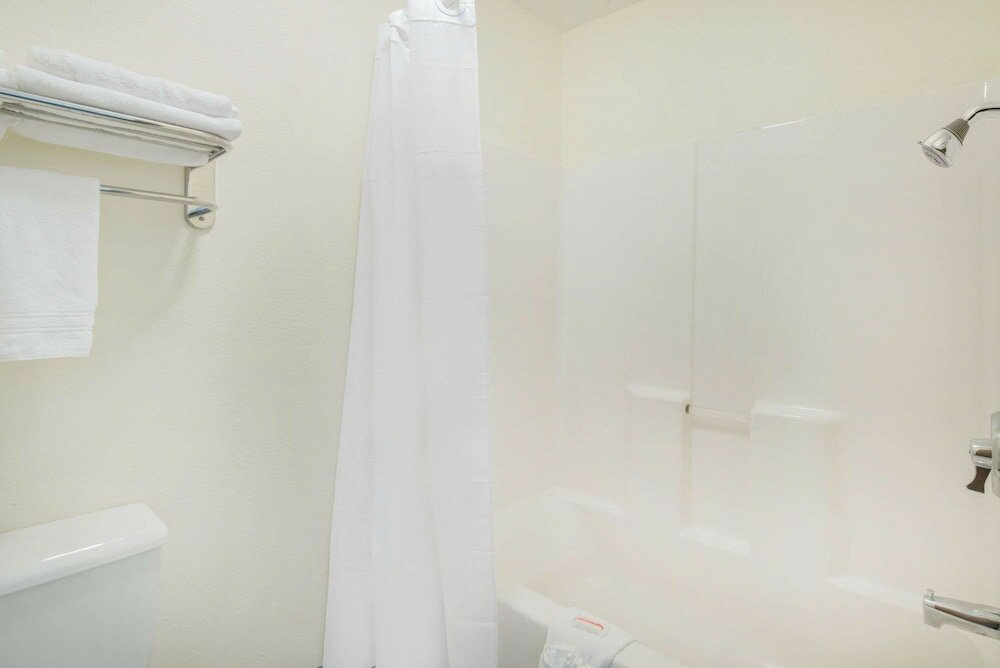 Фото Days Inn & Suites by Wyndham Fargo 19th Ave/Airport Dome