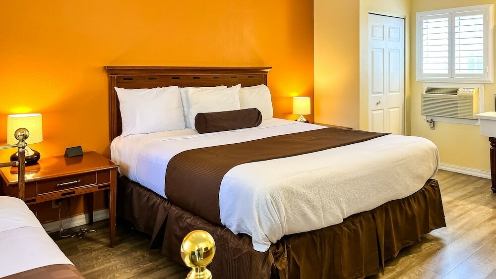 Фото The Old West Inn