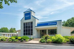 отель Travelodge by Wyndham Essington Philadelphia Airport