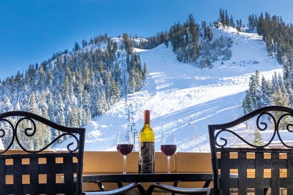 Фото The Village at Palisades Tahoe