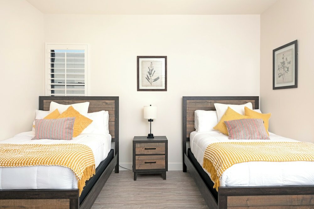 Фото Luxury Resort Style Living w Pool & Jacuzzi