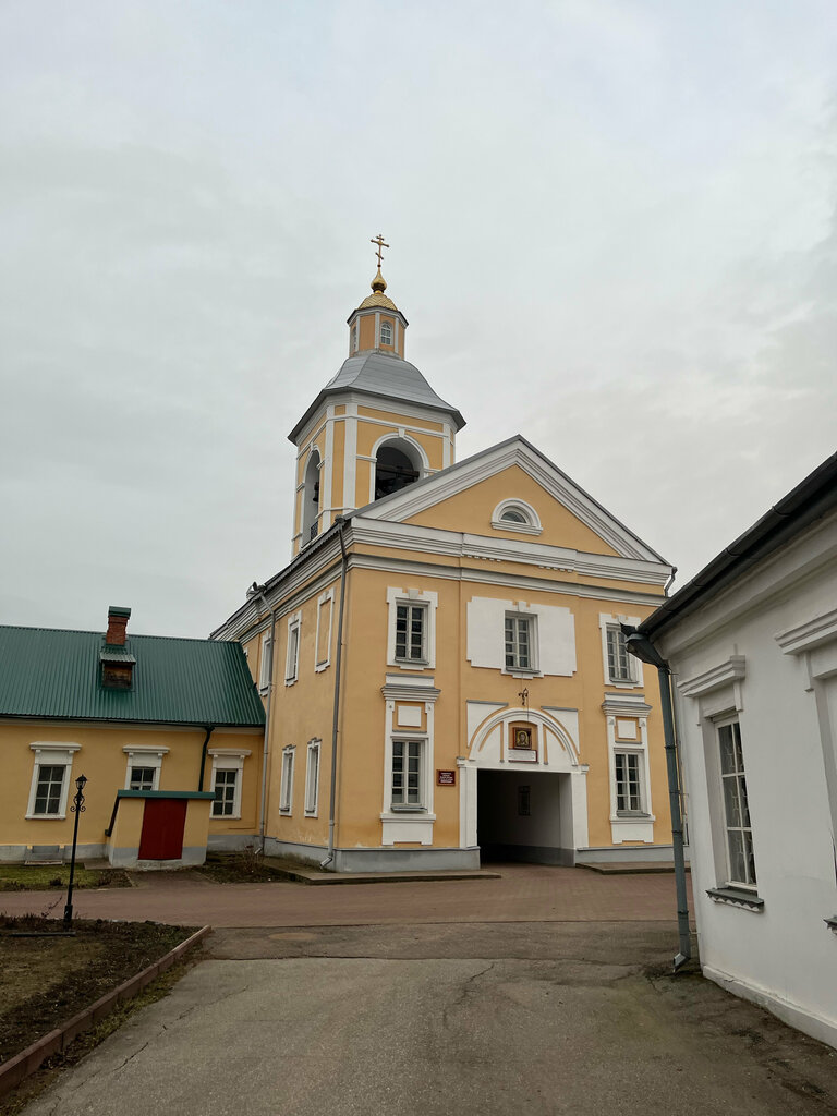 Православный храм Надвратная церковь Иверской иконы Божией Матери в Боровичском Свято-Духовом монастыре, Боровичи, фото