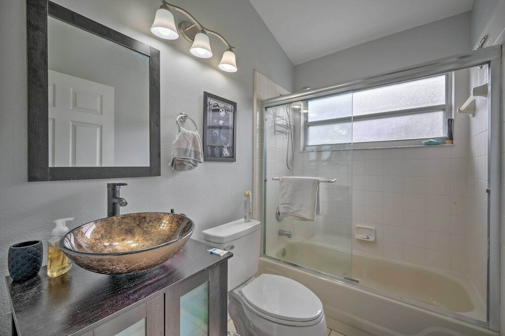 Фото Bright Kissimmee Getaway ~ 8 Mi to Disney!