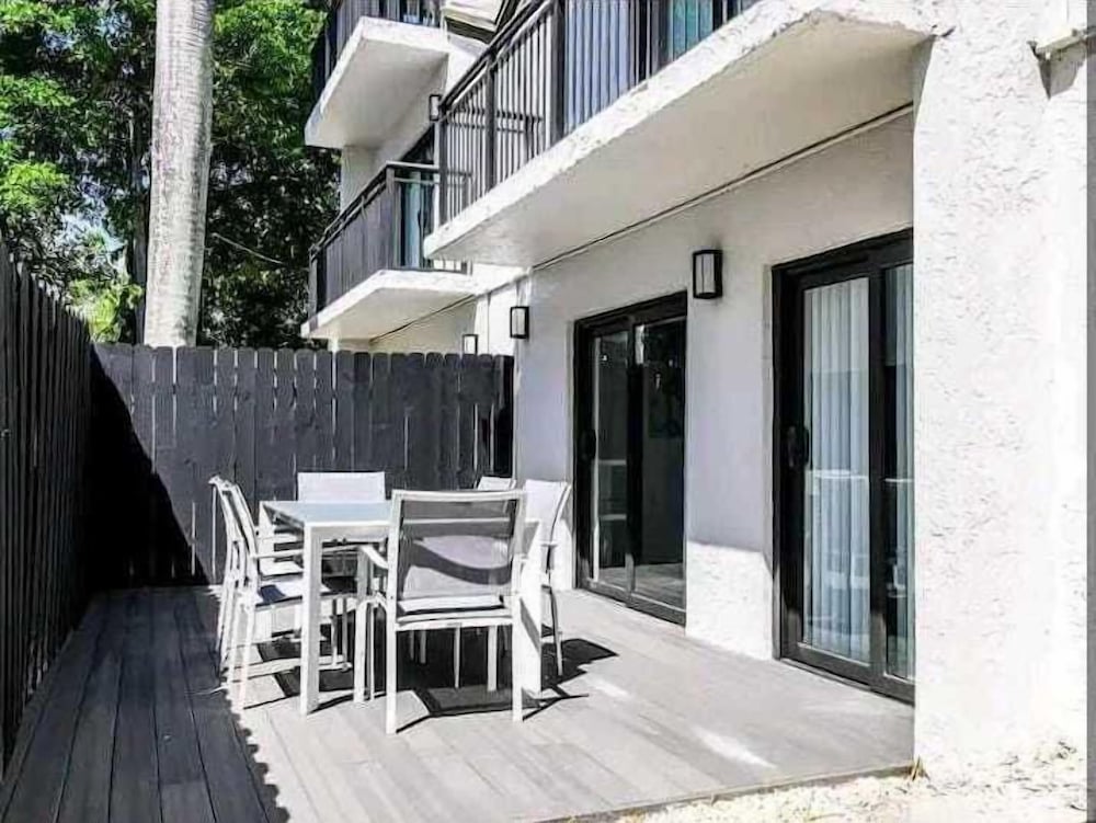Фото Townhouse Coconut Grove - Miami