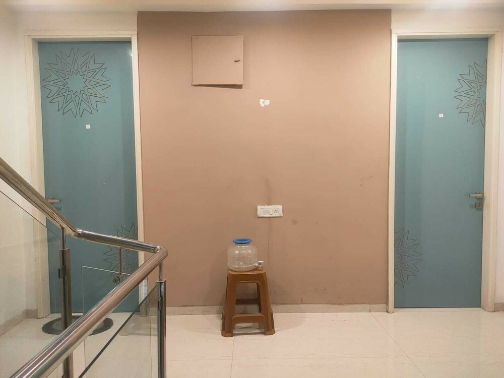 Фото IROOMZ Ekasila Suites