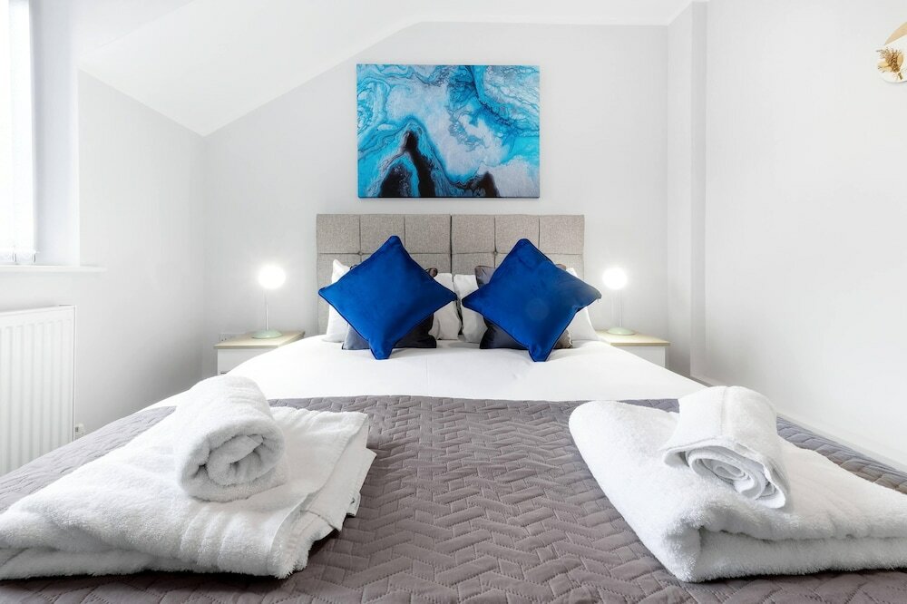 Фото 2 Bdrm Penthouse with parking Wycombe