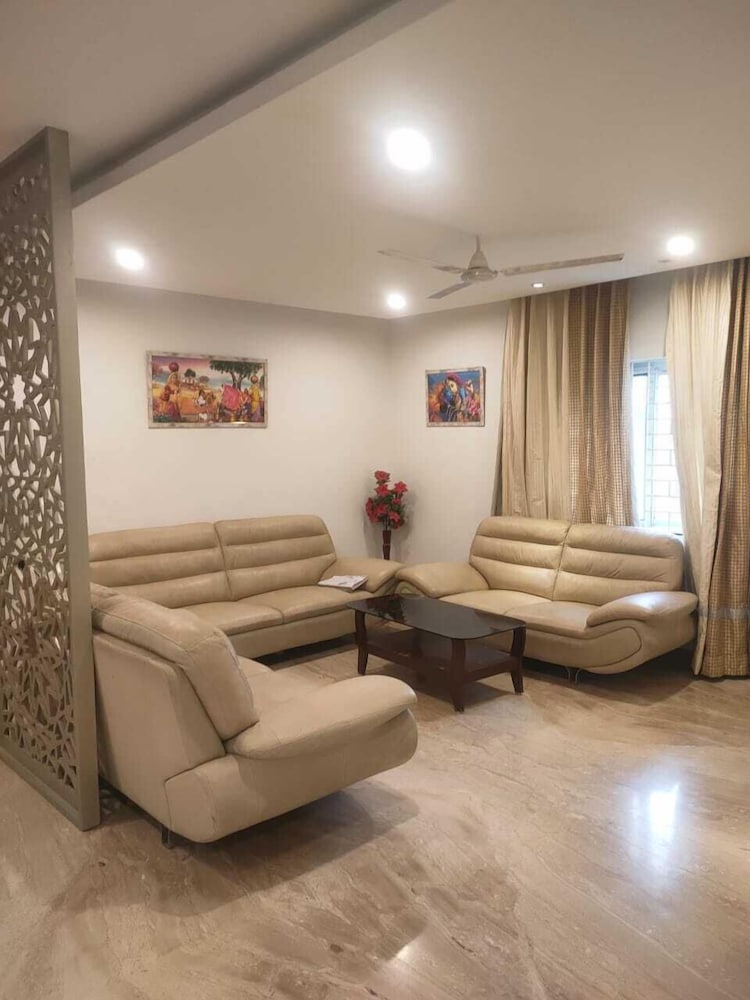 Фото IROOMZ Ekasila Suites