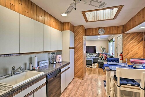 Гостиница Quiet Commack Cottage w Pool, 8 Mi to Beach! в Коммаке