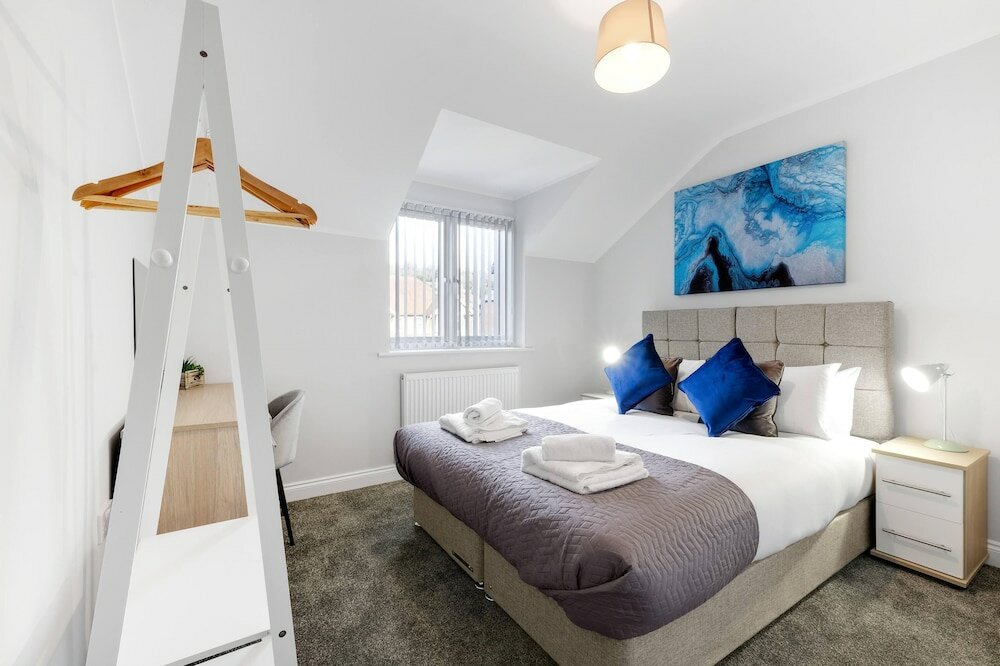 Фото 2 Bdrm Penthouse with parking Wycombe