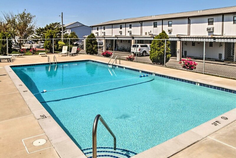 Гостиница Airy Ocean City Condo on Canalfront w Deck!