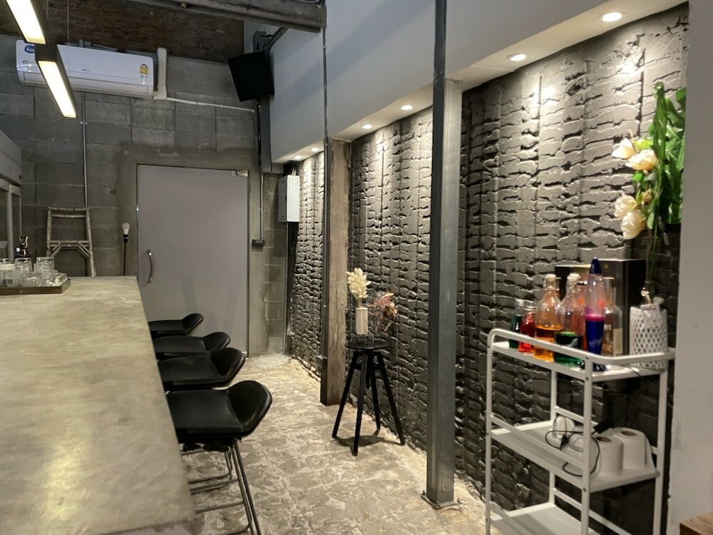 Фото Old Bar Bangkok House