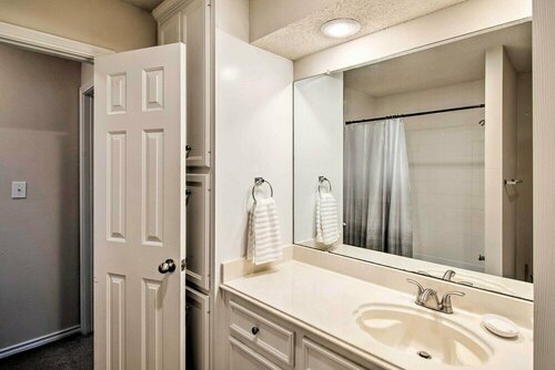 Гостиница Pet-friendly Lubbock Home W/yard - 6Mi to Ttu в Лаббоке