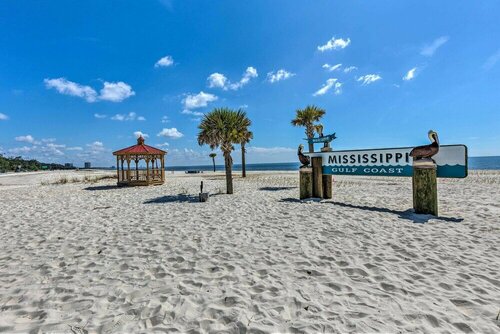 Гостиница Charming Gulfport Escape: Half-mile to Beach! в Галфпорте