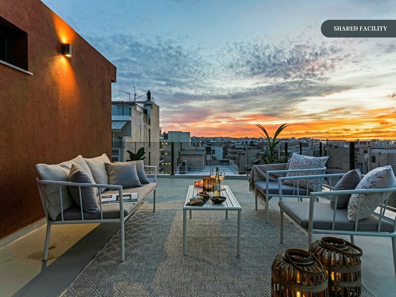 Гостиница Sanders Port - Majest Studio With Roof-top Terrace в Пирее