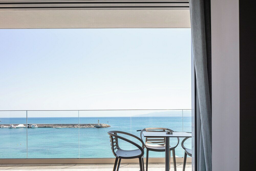 Фото Skipper Beachfront Suites